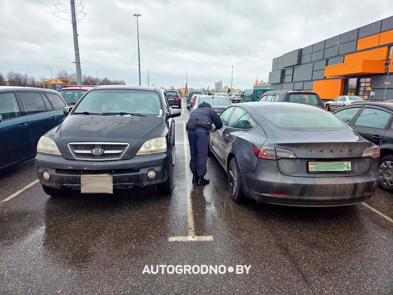 Камеры Tesla засняли, как белорусу дважды повредили машину на парковках