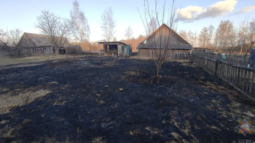 Попытка потушить огонь закончилась больницей: что произошло в Дрогичинском районе