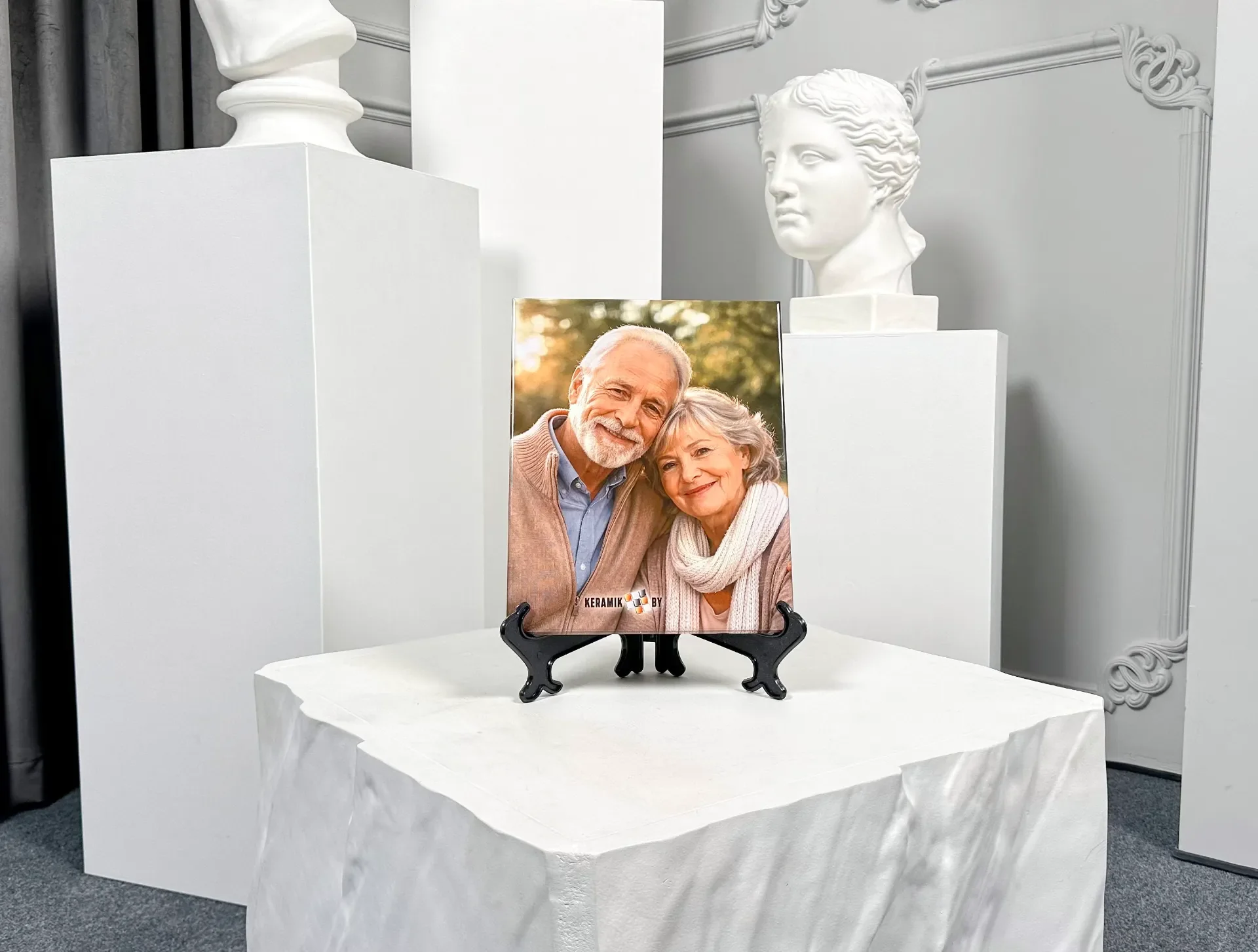 Почему одни фотомедальоны тускнеют, а другие остаются яркими десятилетиями — рассказывают в «Керамик Бай»