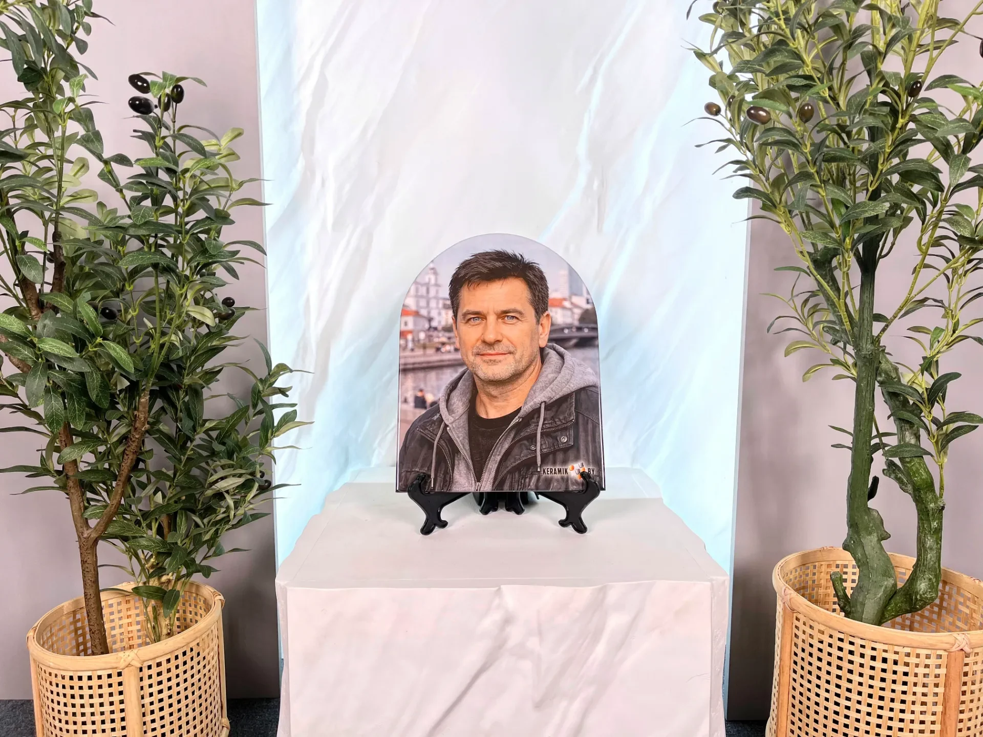 Почему одни фотомедальоны тускнеют, а другие остаются яркими десятилетиями — рассказывают в «Керамик Бай»