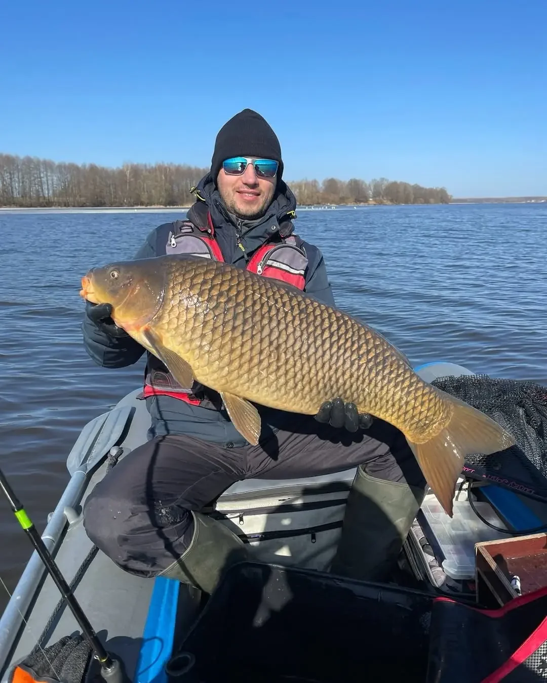 В Беларуси рыбак вытащил 11-килограммового сазана на обычную «резину»