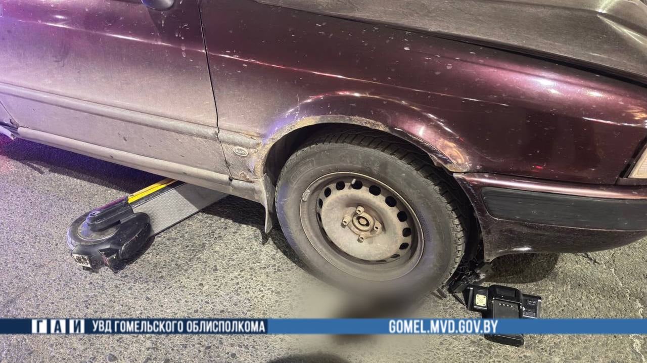 Audi сбила двоих подростков на электросамокате