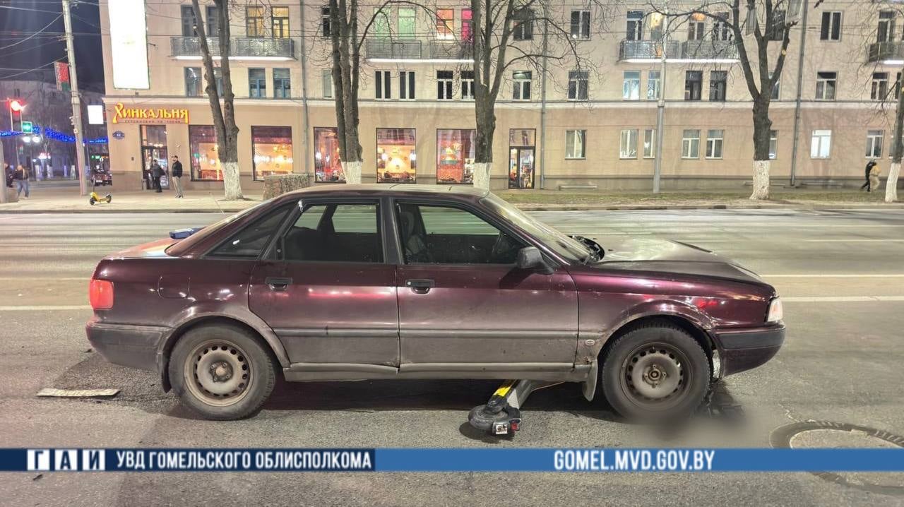 Audi сбила двоих подростков на электросамокате