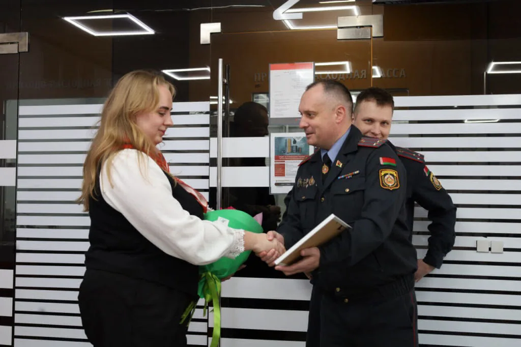 В Ивацевичах сотрудница банка сохранила клиентке 2 тысячи рублей — что произошло