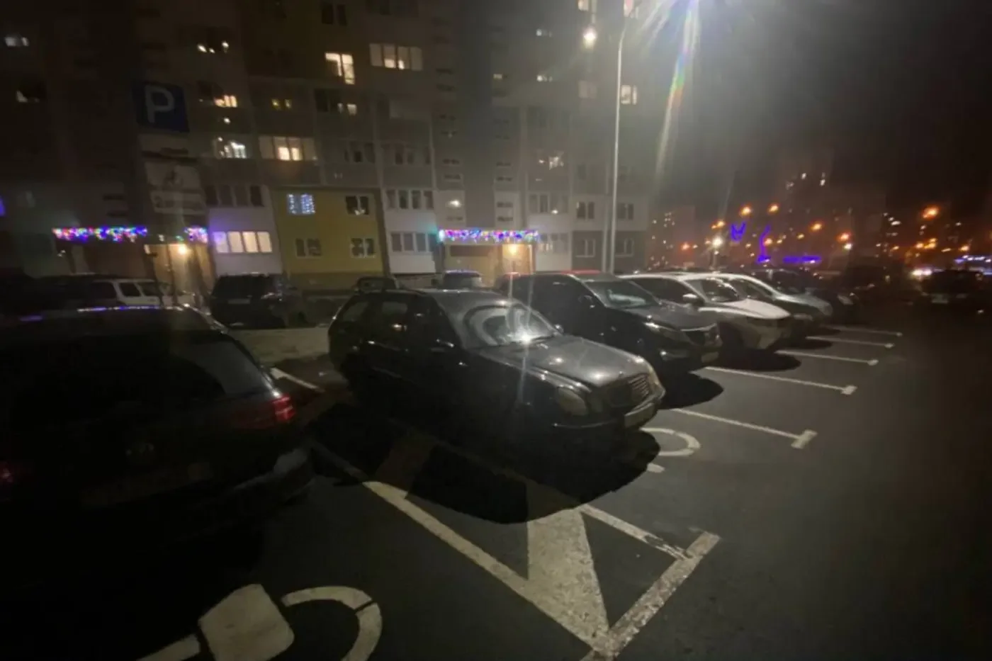 На парковке у дома водитель сбила своего ребенка