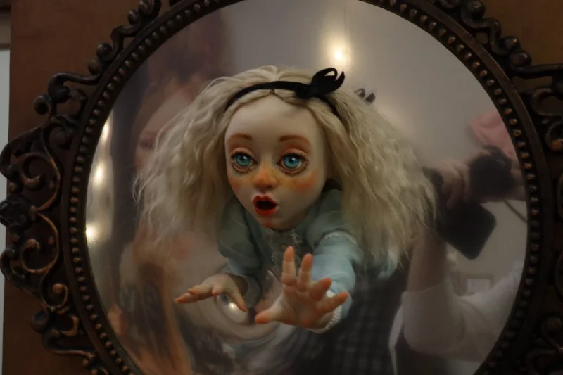 В Бресте открылась выставка кукол по «Алисе в Стране чудес»