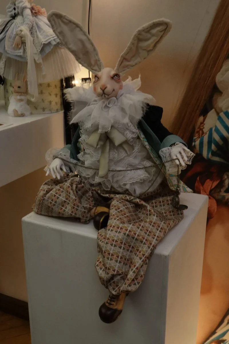 В Бресте открылась выставка кукол по «Алисе в Стране чудес»