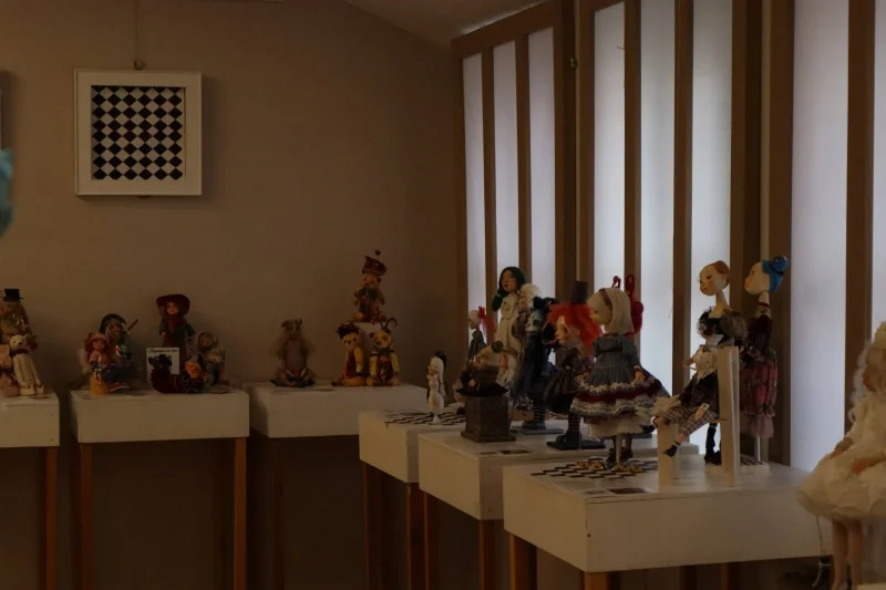 В Бресте открылась выставка кукол по «Алисе в Стране чудес»