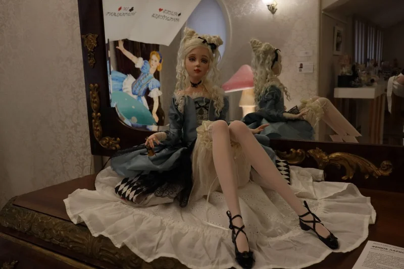 В Бресте открылась выставка кукол по «Алисе в Стране чудес»