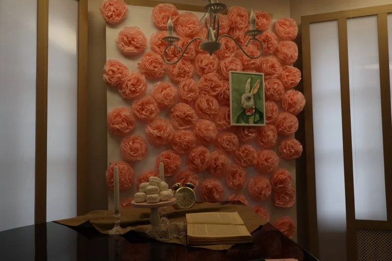 В Бресте открылась выставка кукол по «Алисе в Стране чудес»