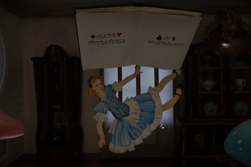 В Бресте открылась выставка кукол по «Алисе в Стране чудес»