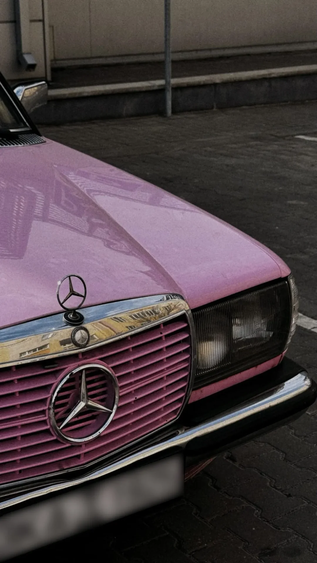 В Бресте обсуждают ярко‑розовый Mercedes