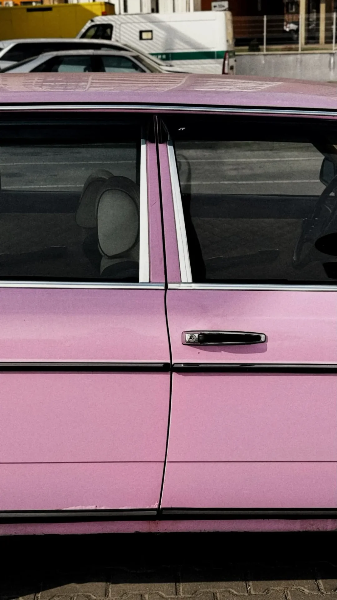 В Бресте обсуждают ярко‑розовый Mercedes