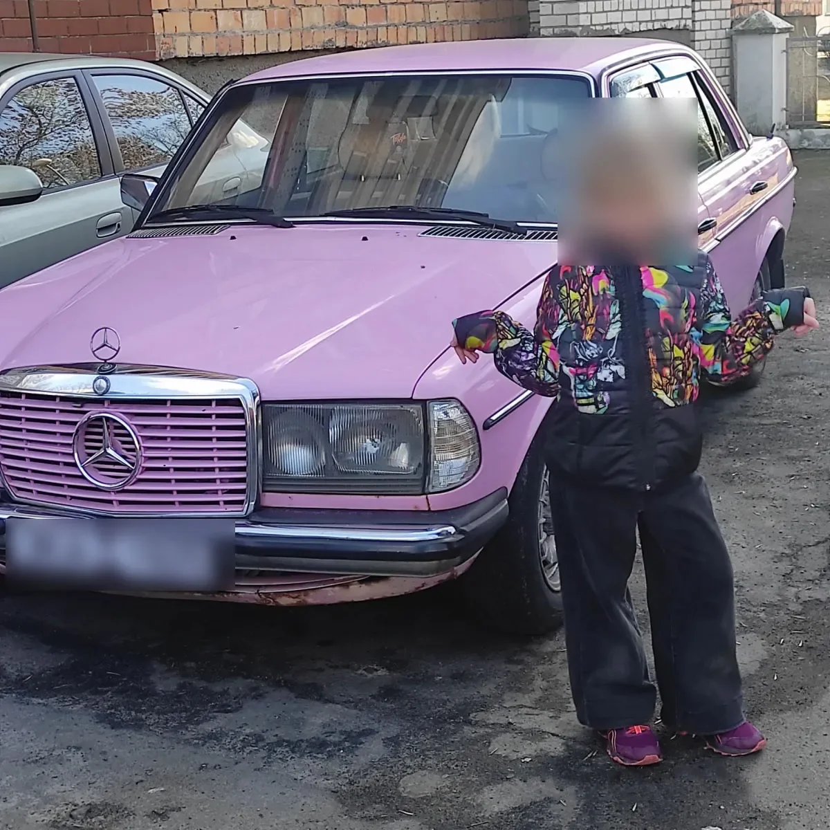 В Бресте обсуждают ярко‑розовый Mercedes