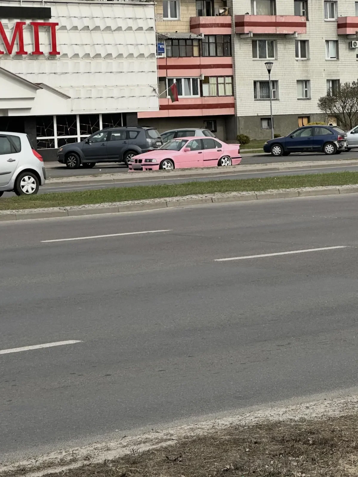 В Бресте обсуждают ярко‑розовый Mercedes