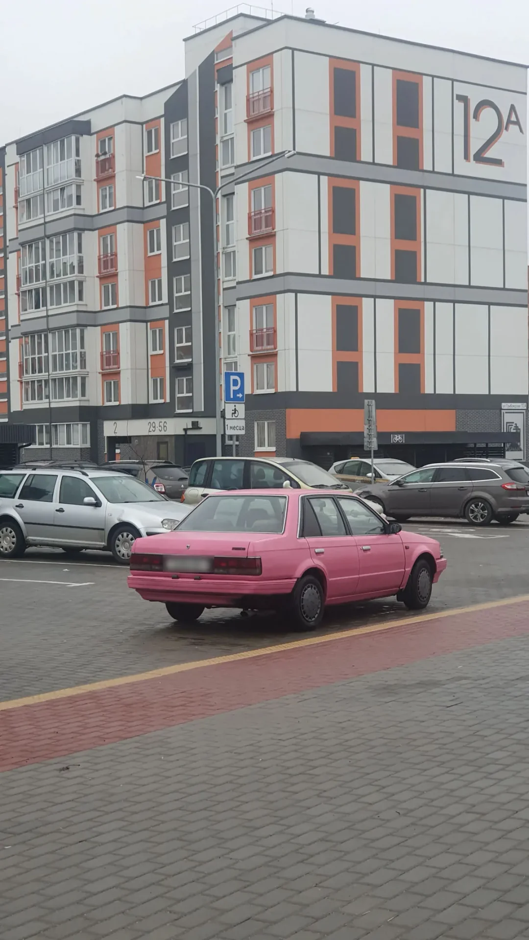 В Бресте обсуждают ярко‑розовый Mercedes