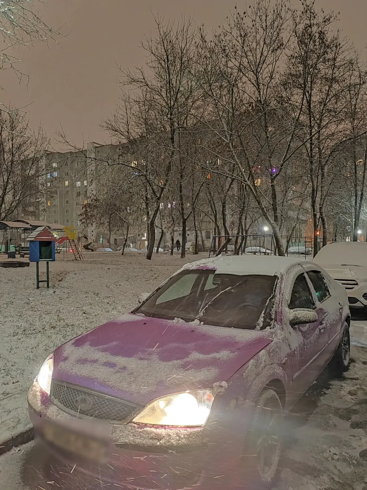 В Бресте обсуждают ярко‑розовый Mercedes