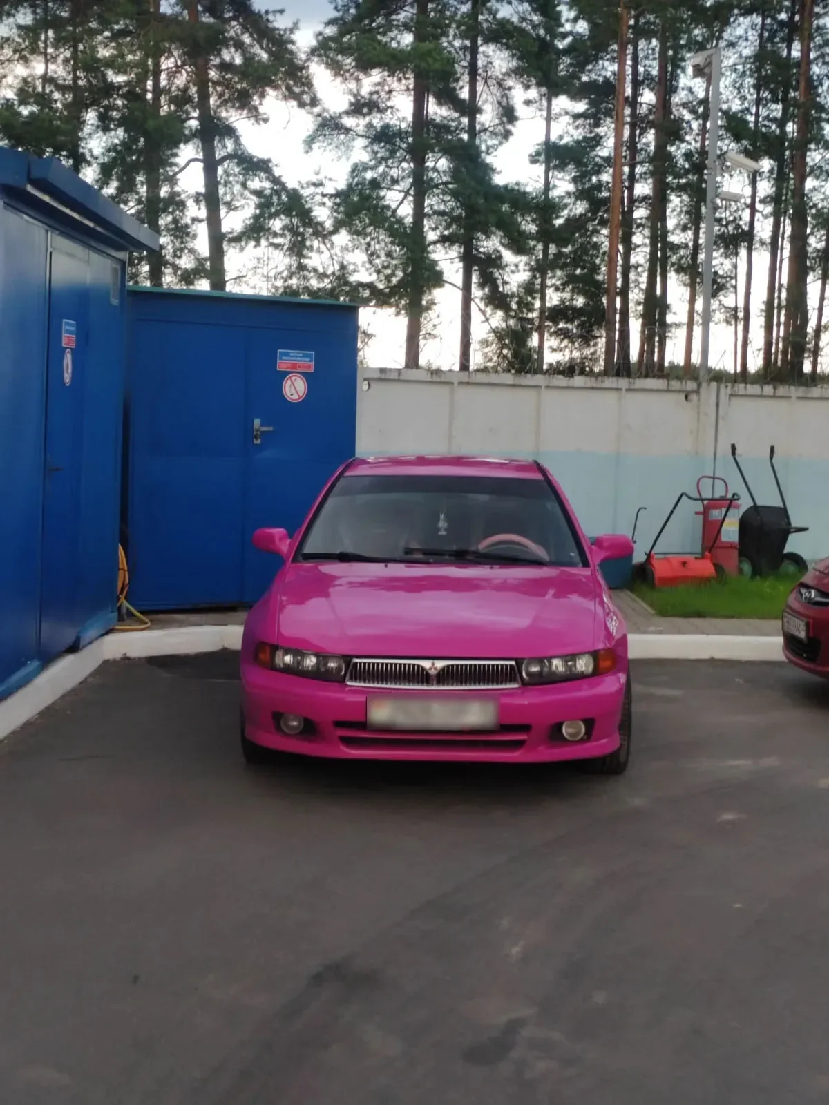 В Бресте обсуждают ярко‑розовый Mercedes