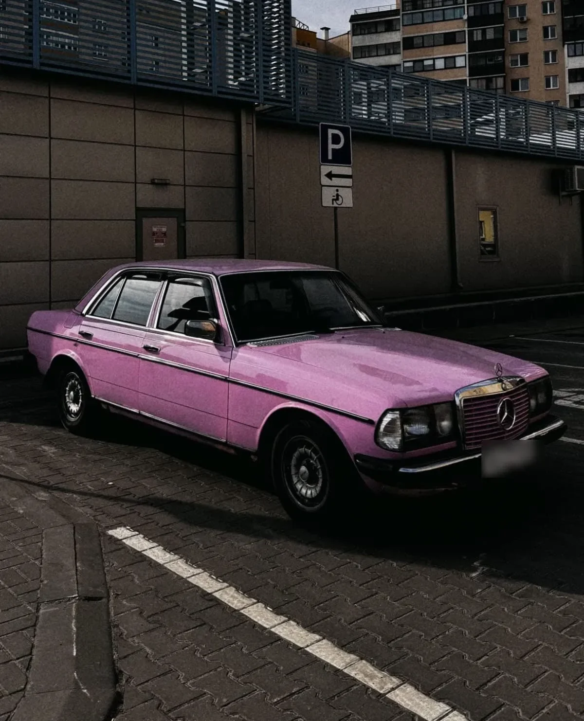 В Бресте обсуждают ярко‑розовый Mercedes