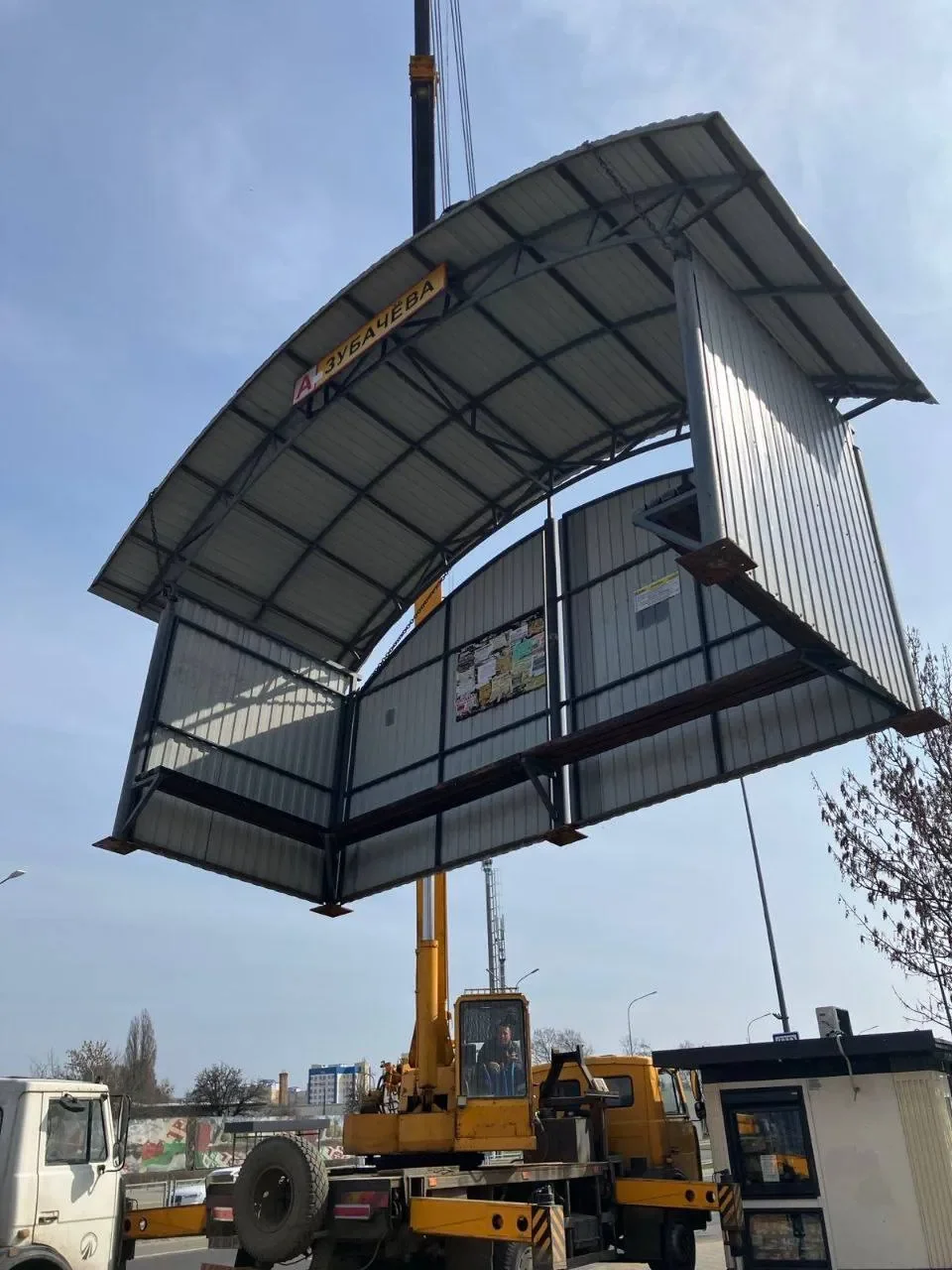 В Бресте обновляют остановку «Зубачева»: старый навес уже демонтировали