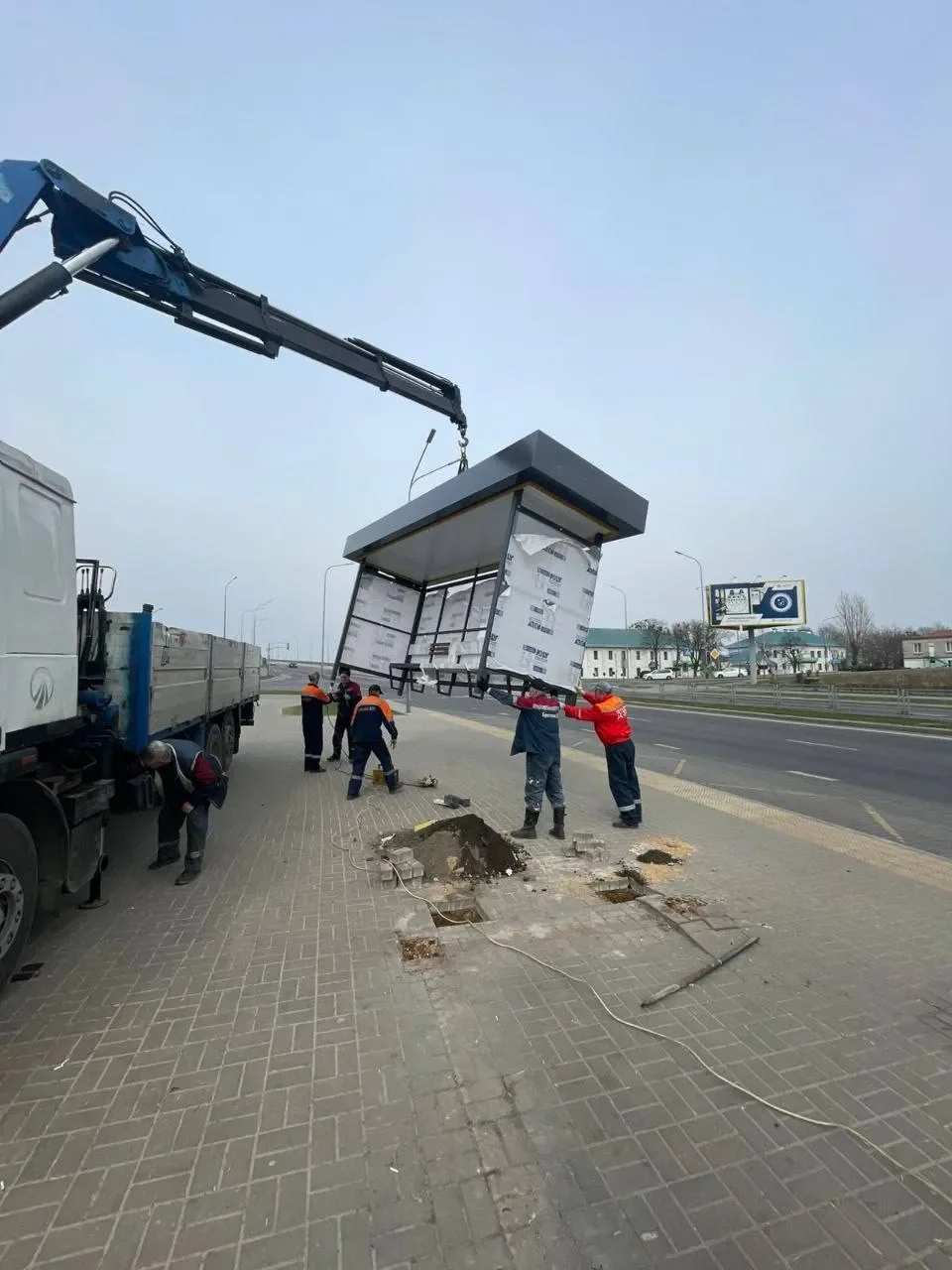 В Бресте обновляют остановку «Зубачева»: старый навес уже демонтировали