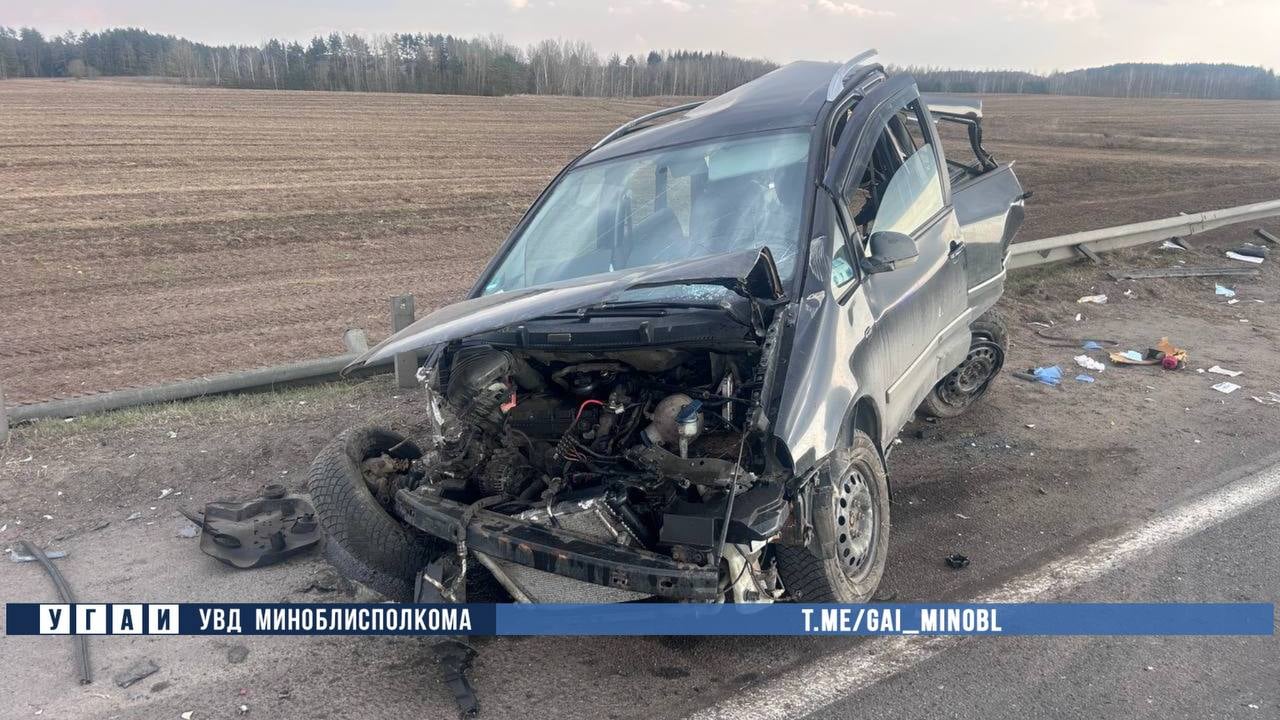 На трассе М1 фура врезалась в стоящий на обочине автомобиль: погибла 44-летняя пассажирка