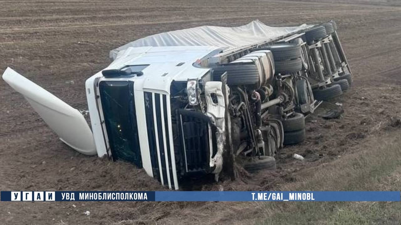 На трассе М1 фура врезалась в стоящий на обочине автомобиль: погибла 44-летняя пассажирка