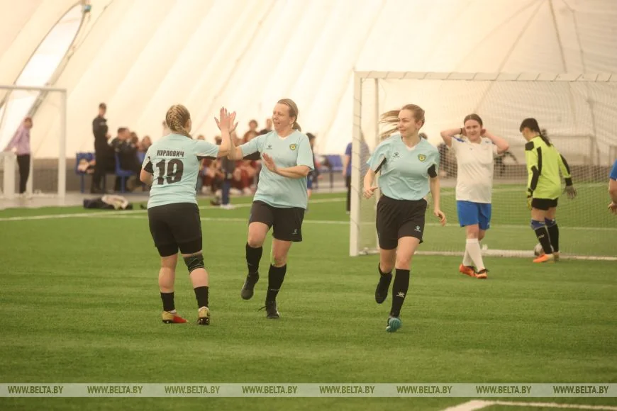 В Бресте впервые проходит международный турнир по футболу среди мам — фоторепортаж