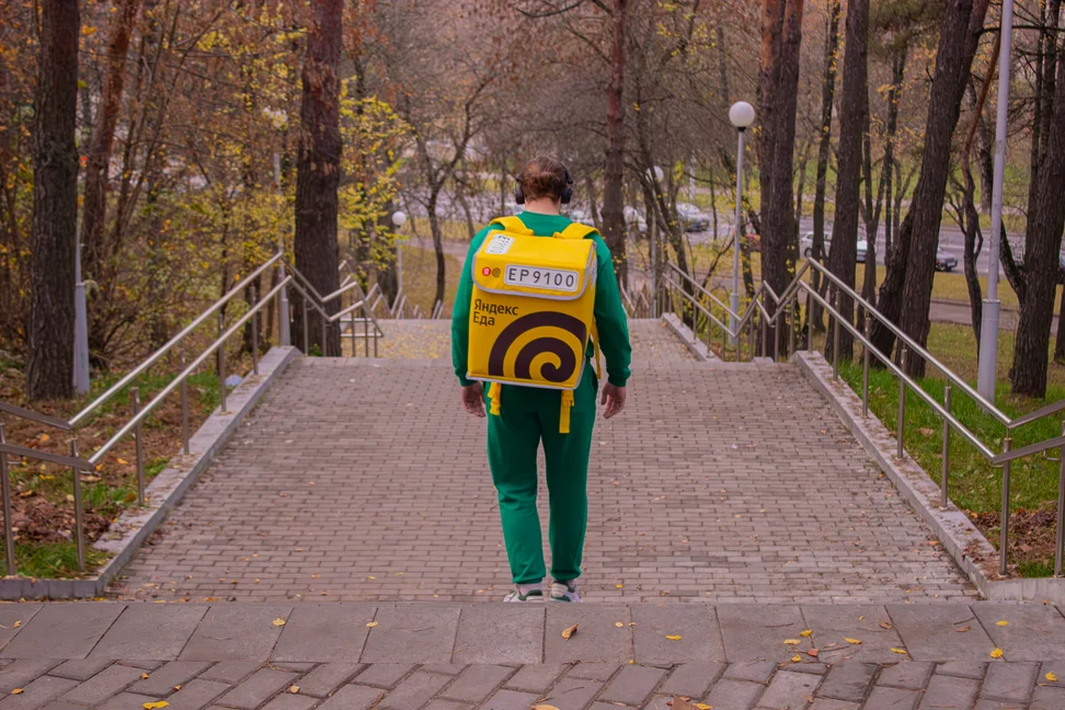 Курьер рассказал о зарплате, чаевых и штрафах