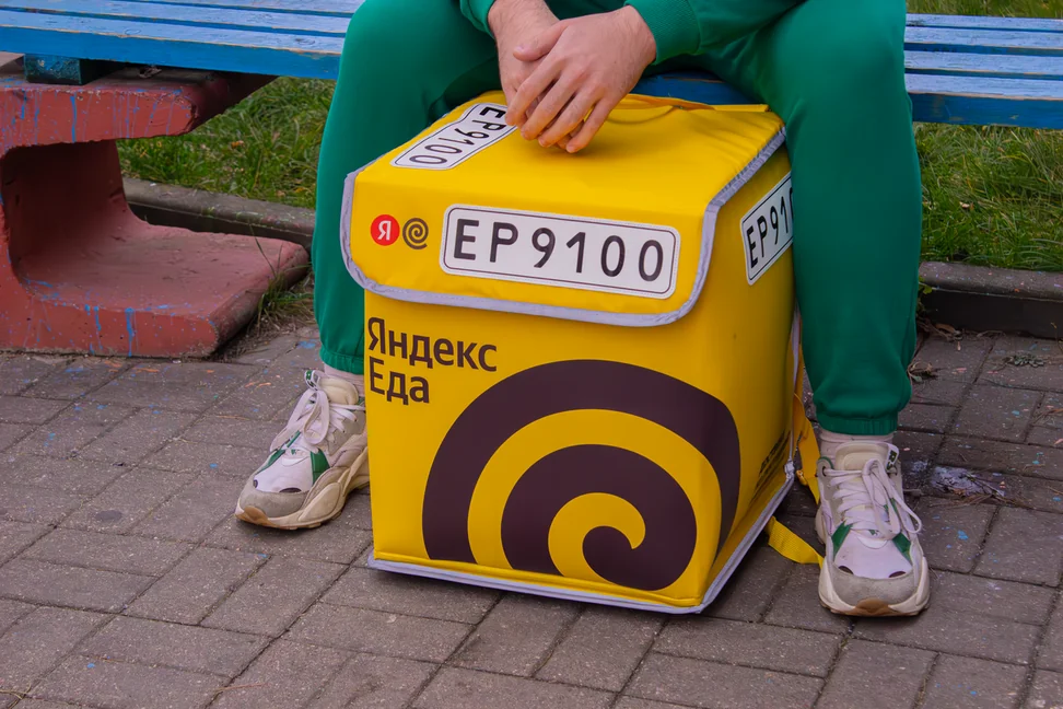 Курьер рассказал о зарплате, чаевых и штрафах