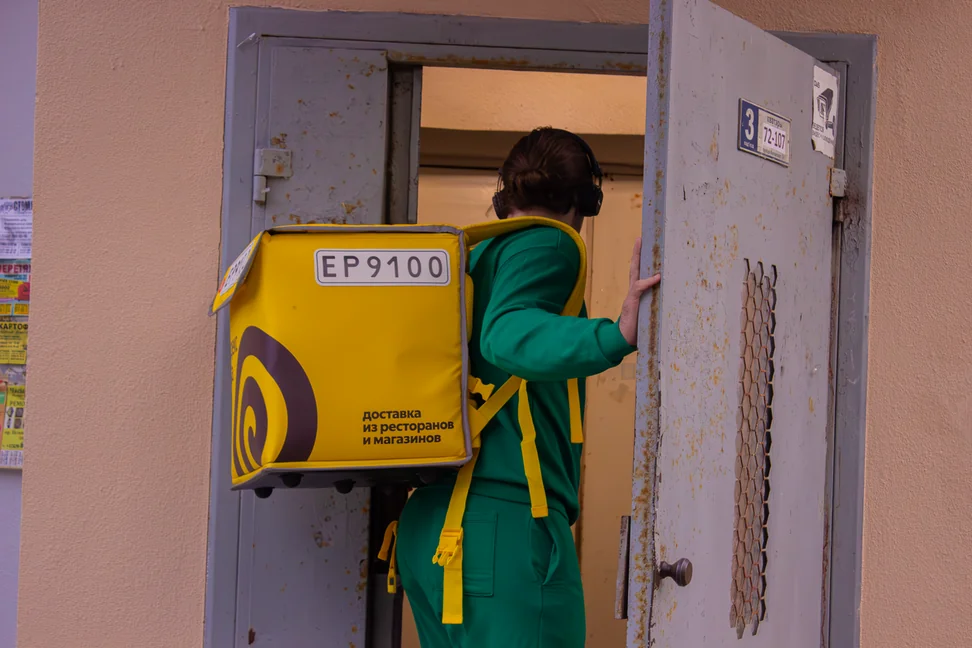 Курьер рассказал о зарплате, чаевых и штрафах