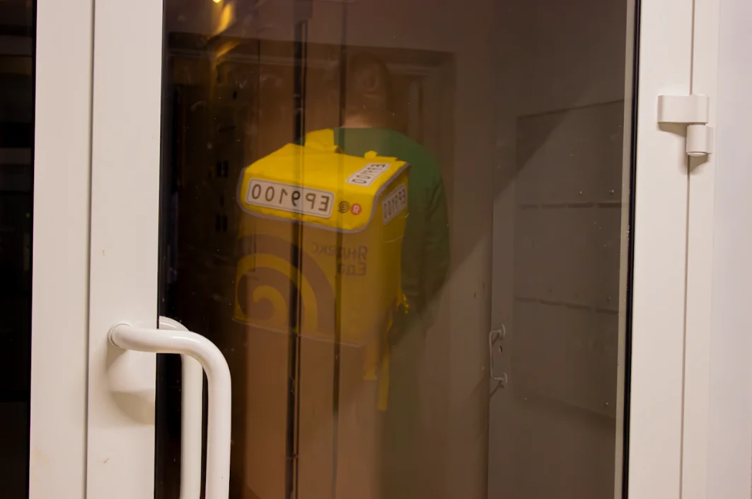 Курьер рассказал о зарплате, чаевых и штрафах