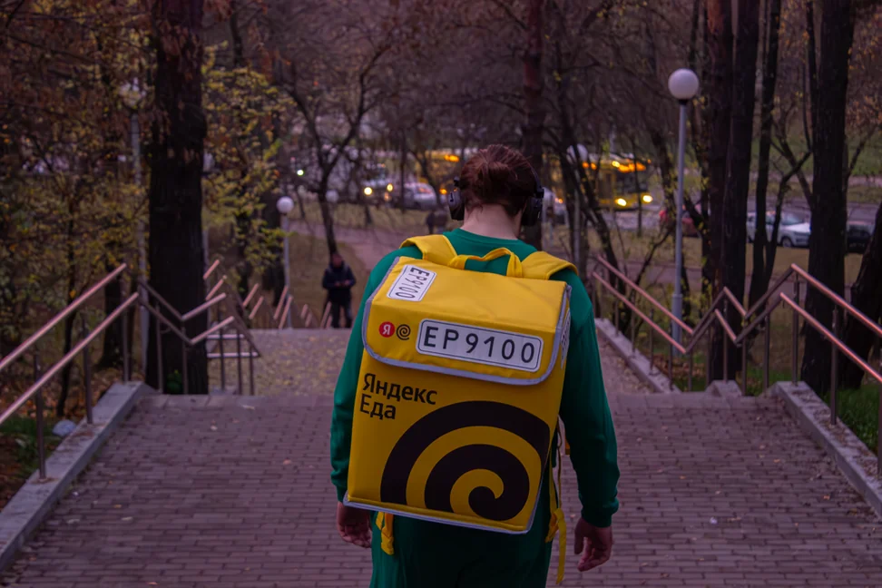 Курьер рассказал о зарплате, чаевых и штрафах