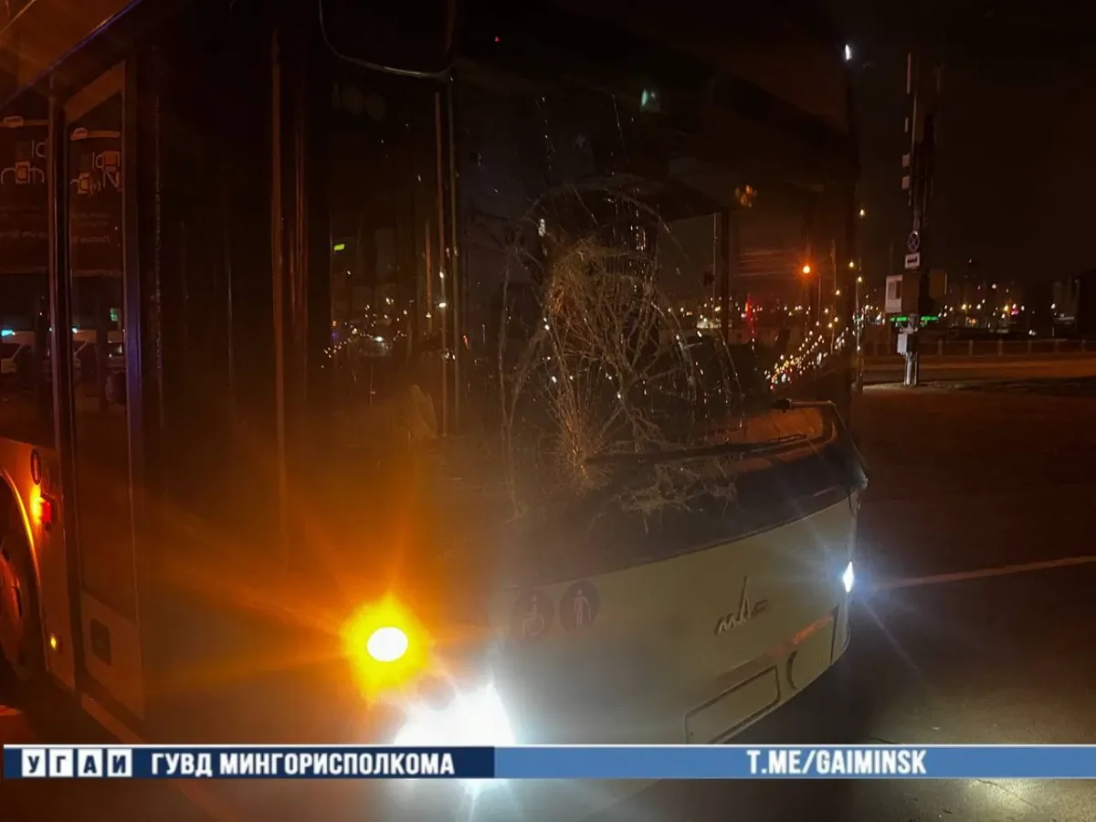 Девушка на самокате не уступила троллейбусу — момент ДТП попал на видео