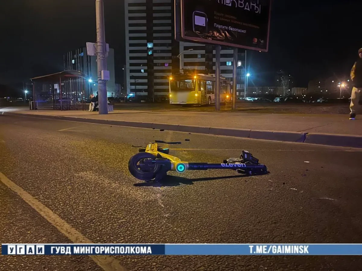 Девушка на самокате не уступила троллейбусу — момент ДТП попал на видео