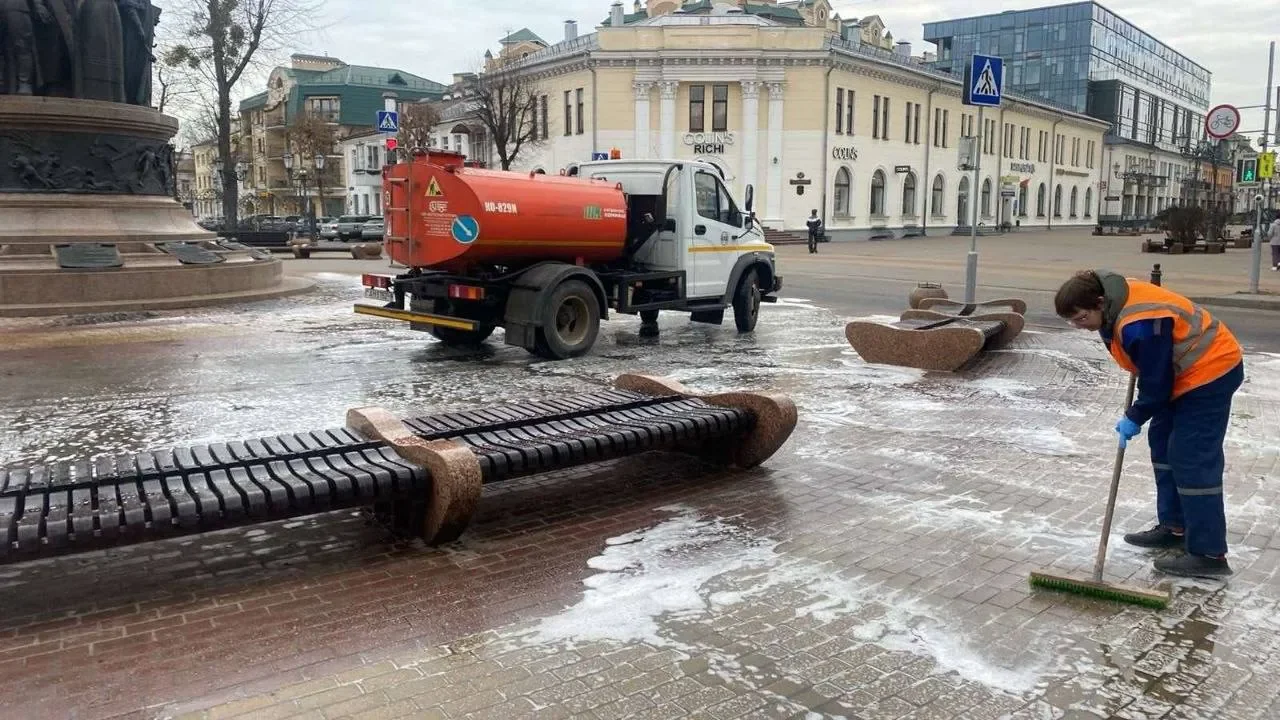 В Бресте на Советской моют тротуарную плитку