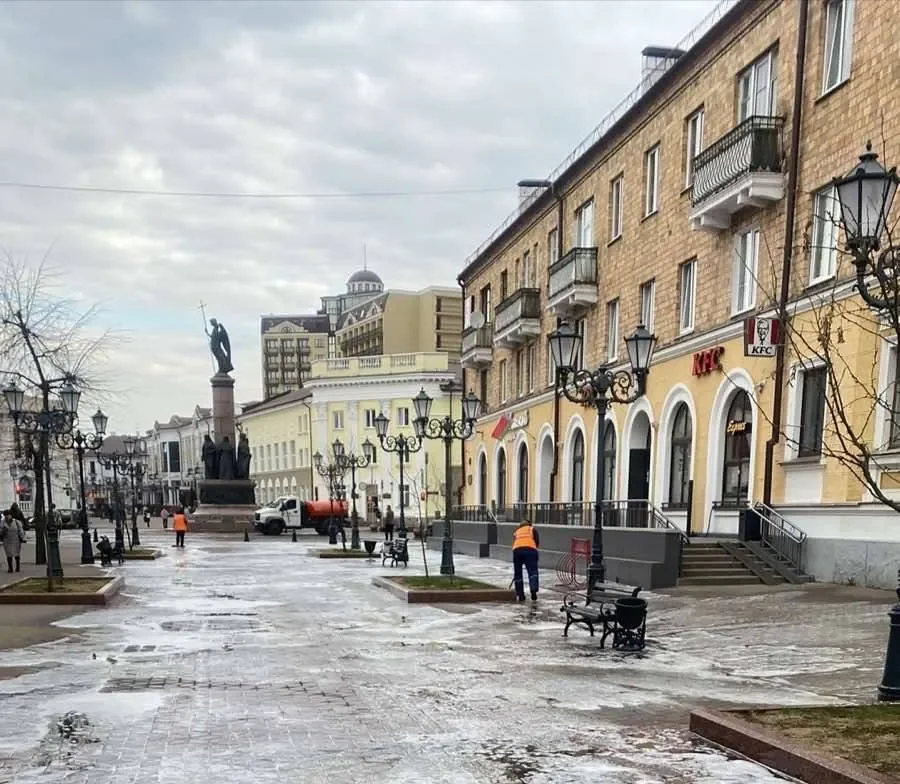 В Бресте на Советской моют тротуарную плитку