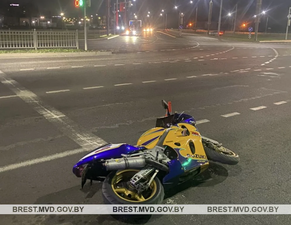 В Бресте мотоциклист не справился с управлением — видео с места ДТП