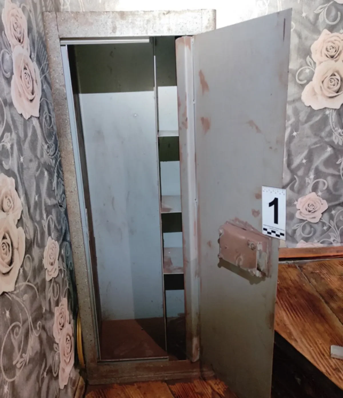 Подросток украл более 23 тысяч евро и купил восемь автомобилей