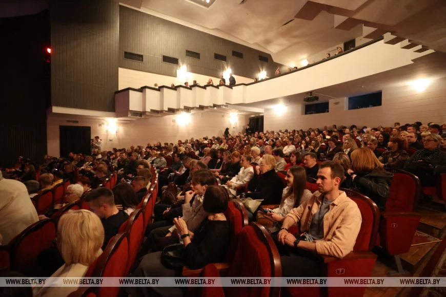 Брестский академический театр драмы представил премьеру «Мудромер»