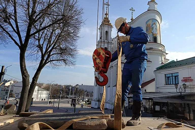 Под Витебском рабочие случайно нашли каменный крест XVII века