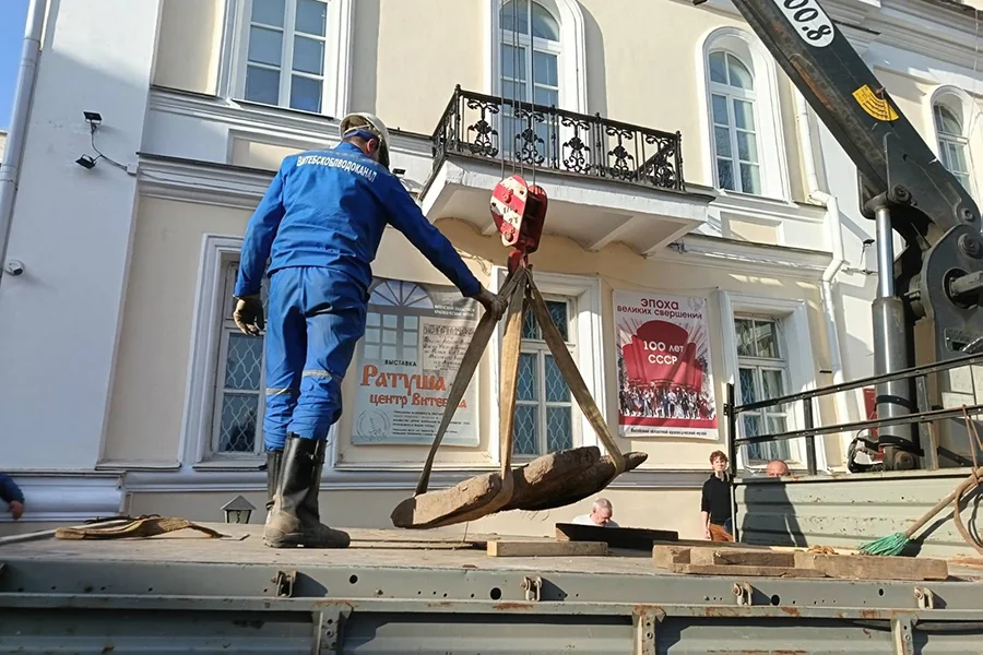 В Беларуси рабочие случайно нашли каменный крест XVII века