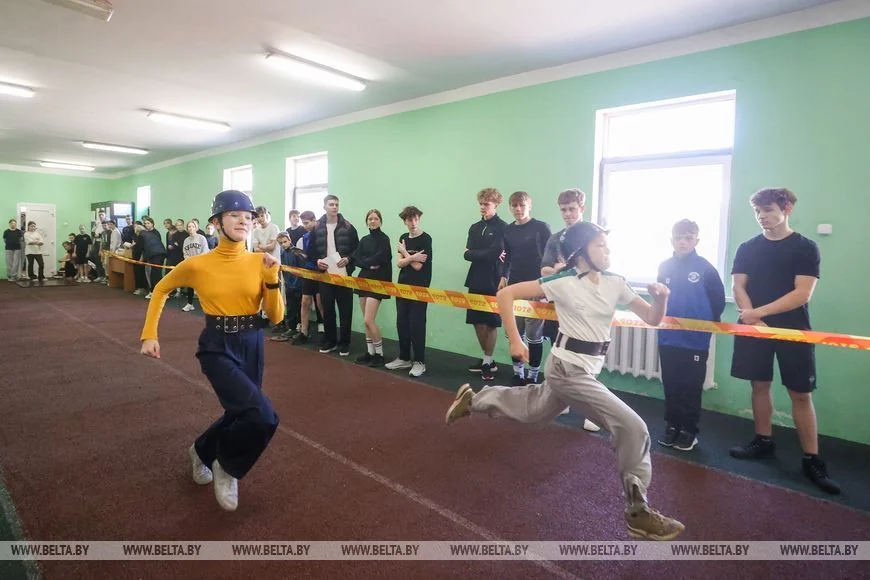 В Бресте проходит первенство города по подъему по штурмовой лестнице