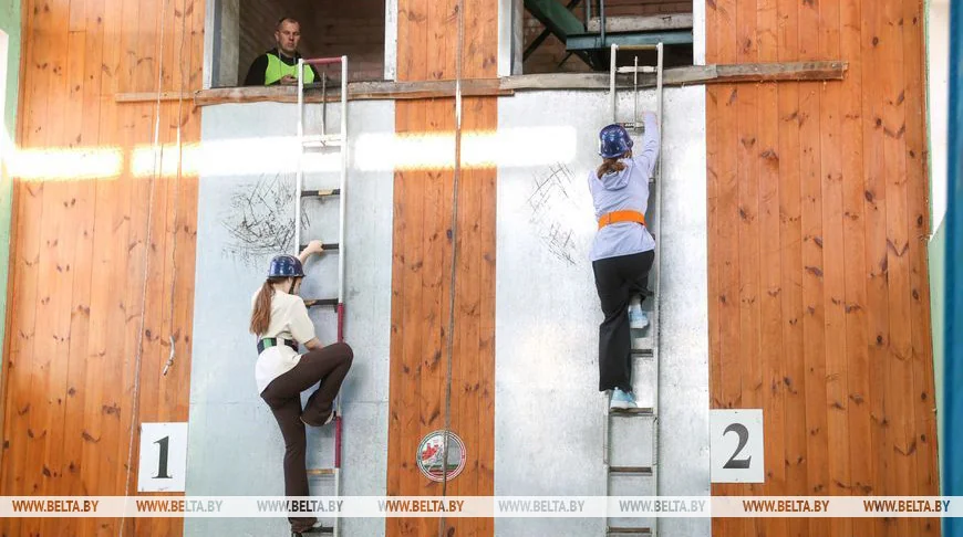 В Бресте проходит первенство города по подъему по штурмовой лестнице