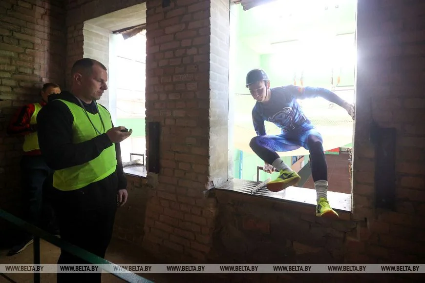 В Бресте проходит первенство города по подъему по штурмовой лестнице