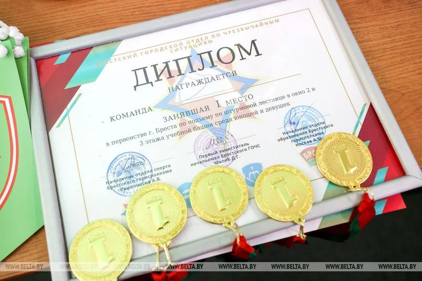 В Бресте проходит первенство города по подъему по штурмовой лестнице