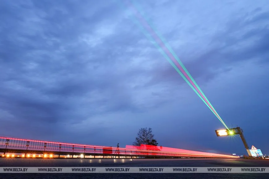 Посмотрели, как выглядит система лазерного оповещения на трассе М1