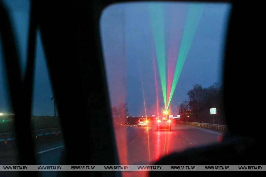 Посмотрели, как выглядит система лазерного оповещения на трассе М1