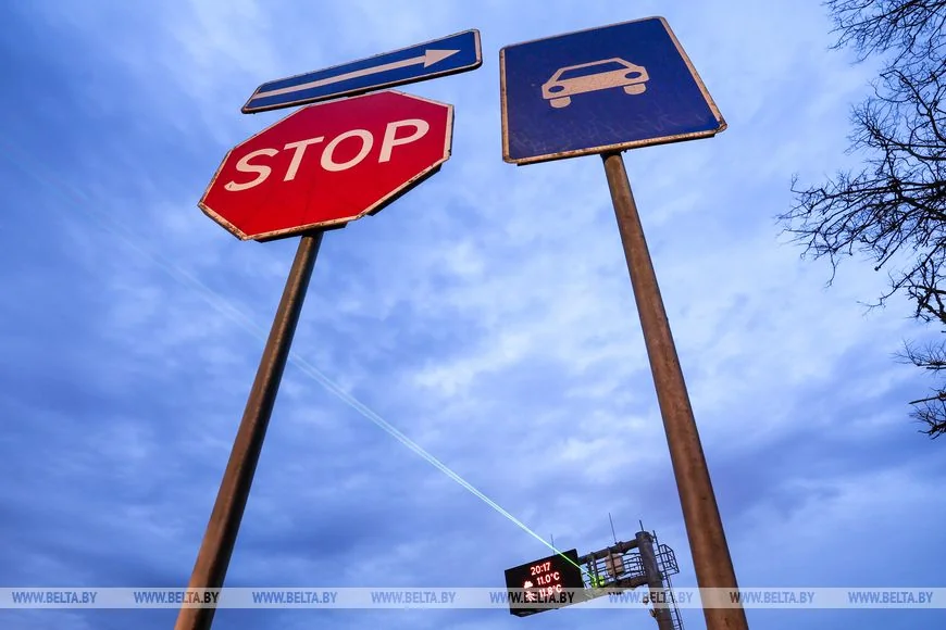 Посмотрели, как выглядит система лазерного оповещения на трассе М1