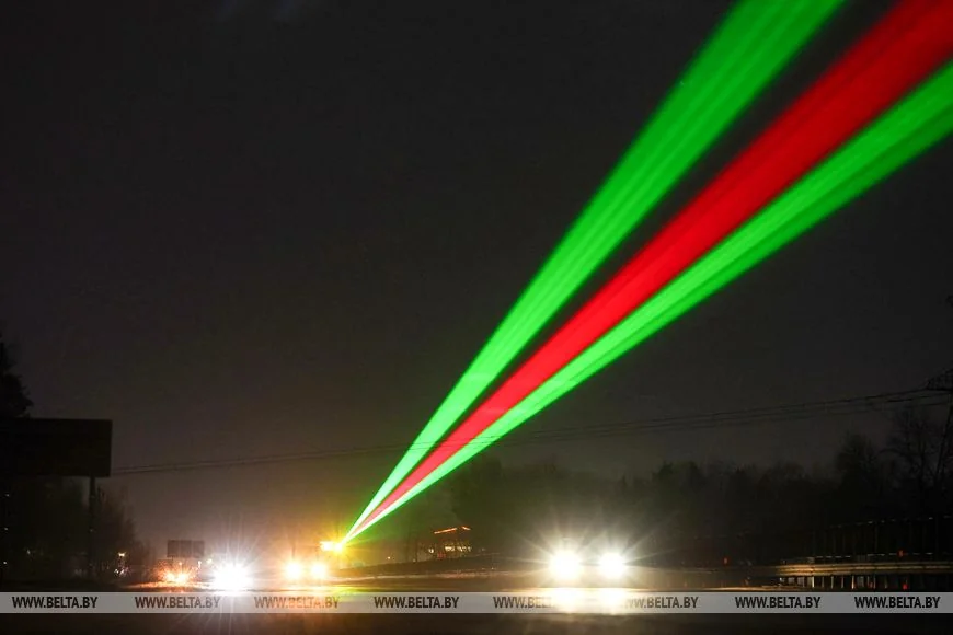 Посмотрели, как выглядит система лазерного оповещения на трассе М1